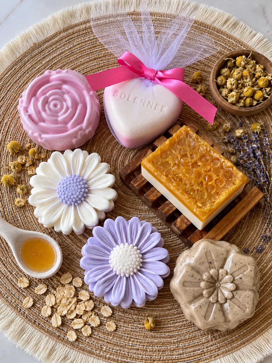 Jabones artesanales en forma de flor, rosa y panal con avena, miel, manzanilla y lavanda