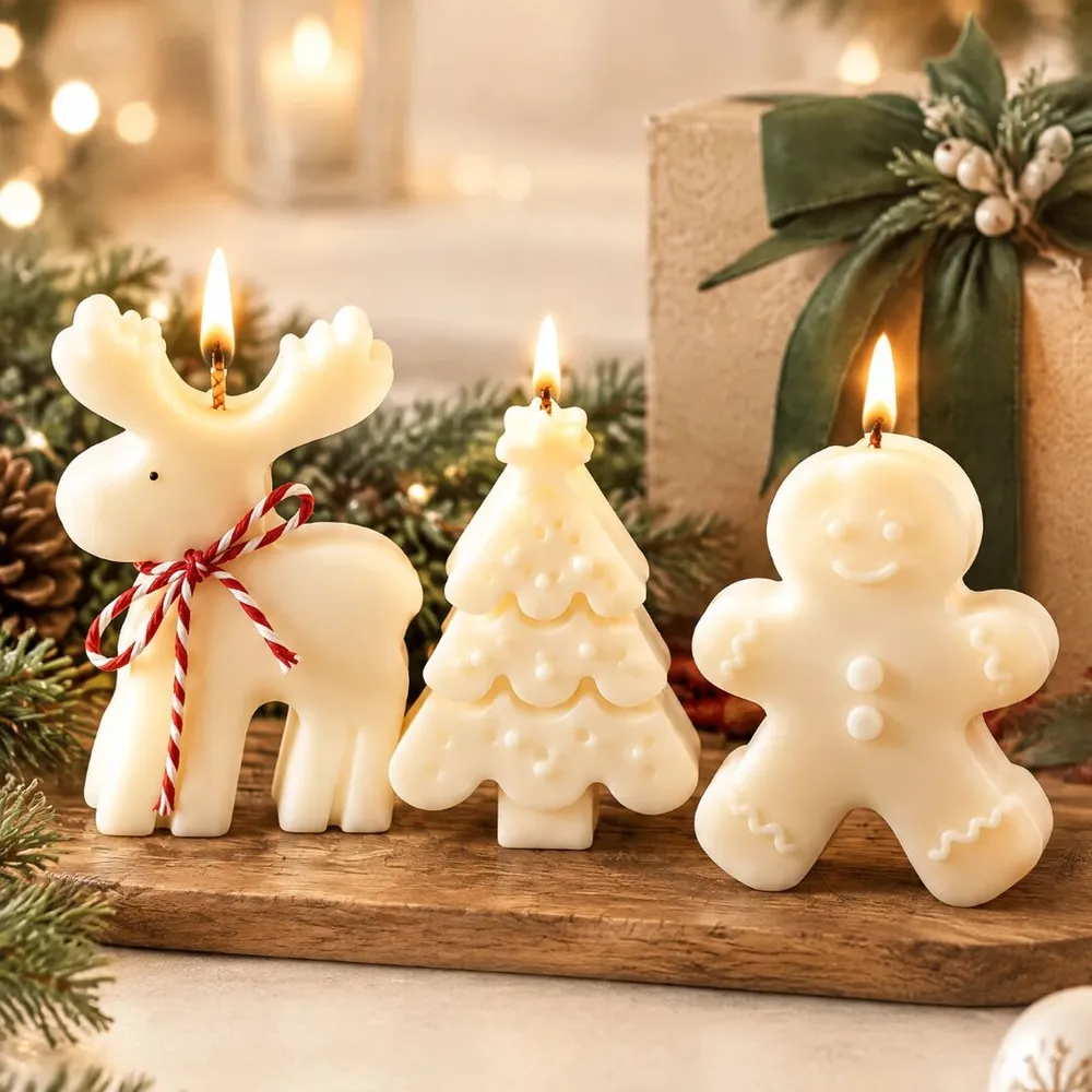 Set de velas navideñas encendidas: reno con lazo rojo y blanco, árbol de Navidad y galleta de jengibre sobre una tabla de madera